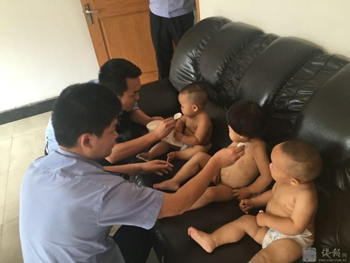 三個(gè)萌娃“仗劍走天涯”，父母在哪里？