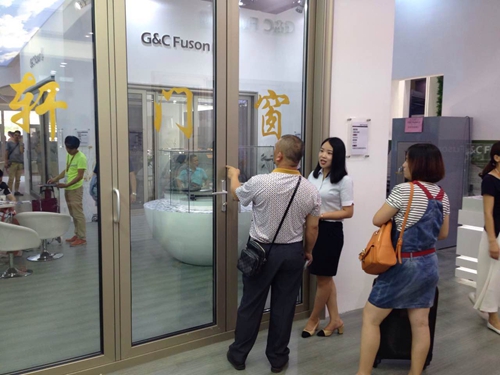 富軒門窗建博會現(xiàn)場新品首發(fā)，吸引萬人圍觀