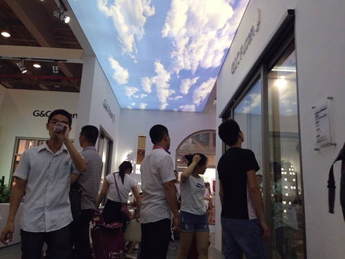 富軒門窗建博會現(xiàn)場新品首發(fā)，吸引萬人圍觀