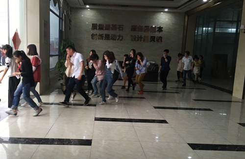 富軒門窗響應(yīng)國家的號召開展消防演習(xí)