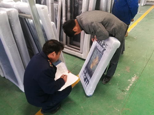 3.15正品維權(quán)，富軒門窗送錦旗感謝黃岡散花工商局打假行動