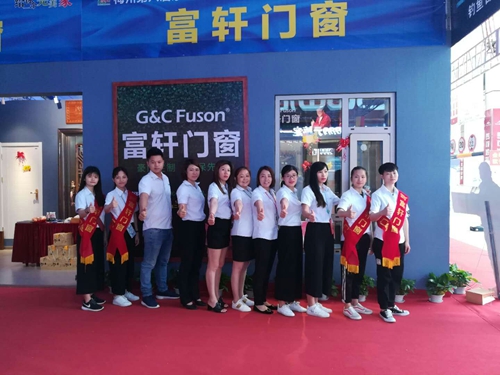 燃情五一|梅州市家博會(huì)萬(wàn)人瘋搶富軒門窗，1天突破百萬(wàn)訂單！