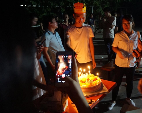 燥起來(lái)！富軒門窗生日會(huì)與燒烤激情相約